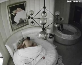 白色浴缸房—系列，最美情侣穿着连体袜大床上69口交高清无码
