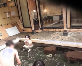 【日本AV 】SDAM-059 箱根温泉郷で見つけたEカップオーバーの女学生の皆さん タオル一枚男湯入ってみま