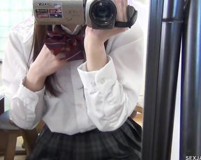 漂亮学生妹拿着DV机对着镜子边拍边自慰表情好销魂720P高清