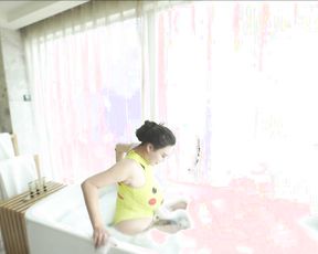 最新流出果哥精品大尺度白金版视频巨乳模特被潜沙发跪着给导演吃屌1080P高清原版